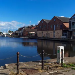  Apartment Charming Quayside Apartment In Exeter, Devon